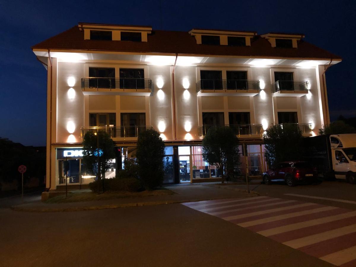 Sub Cetate Hotel Risnov Bagian luar foto