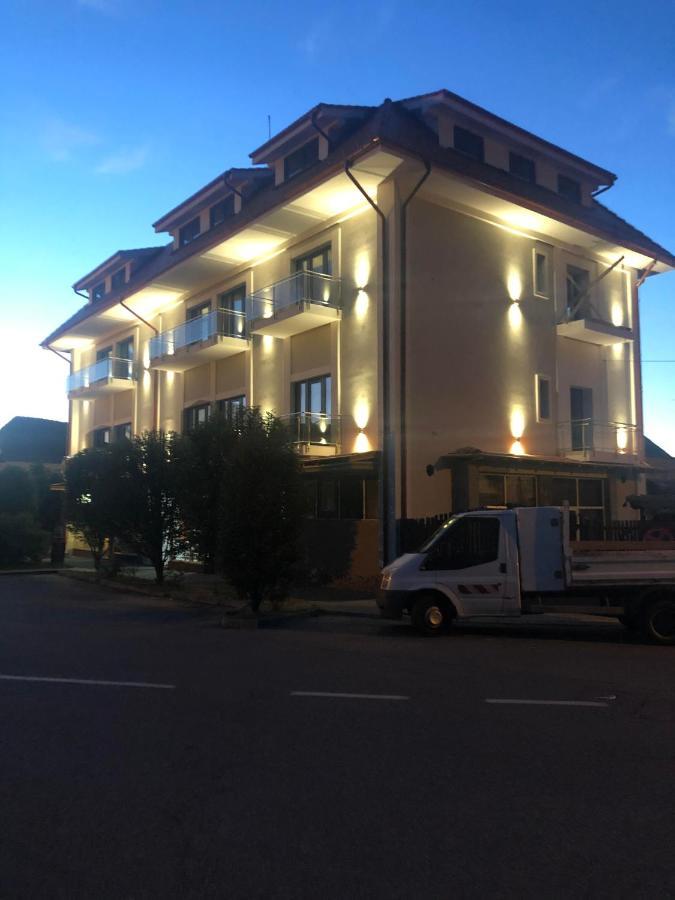 Sub Cetate Hotel Risnov Bagian luar foto