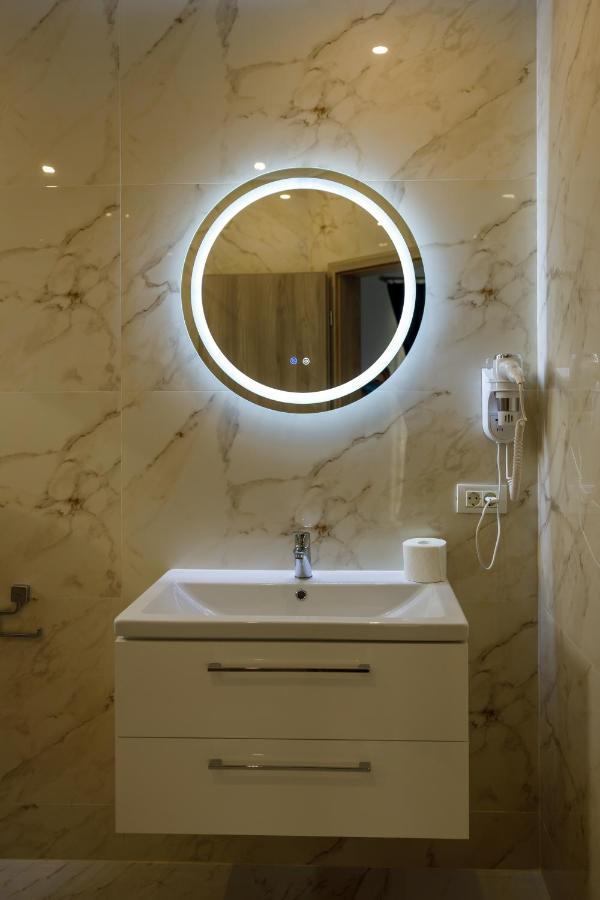 Sub Cetate Hotel Risnov Bagian luar foto