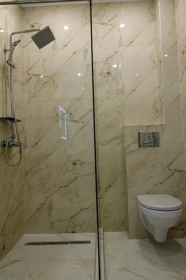 Sub Cetate Hotel Risnov Bagian luar foto