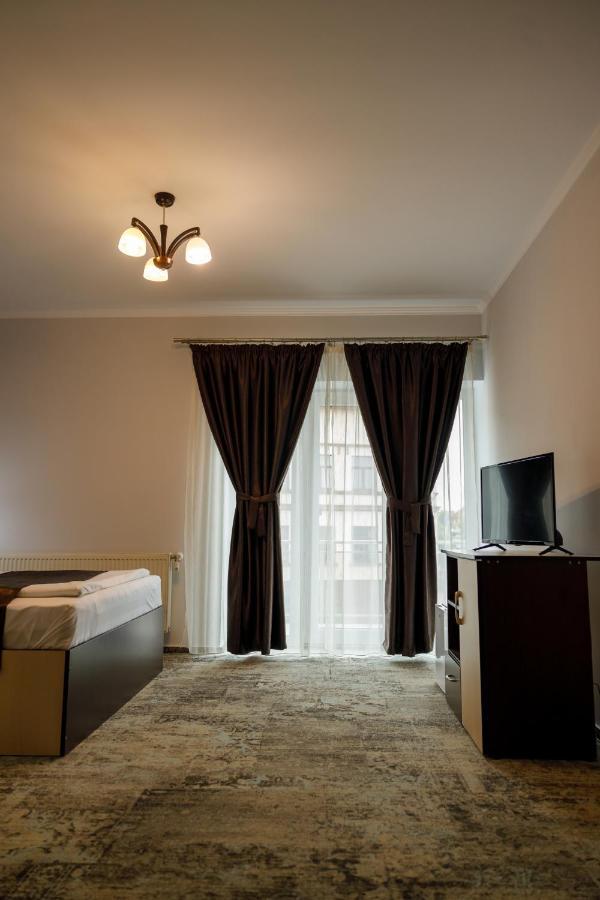 Sub Cetate Hotel Risnov Bagian luar foto