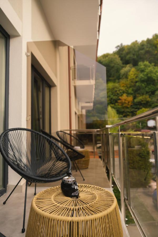 Sub Cetate Hotel Risnov Bagian luar foto