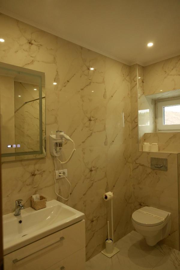 Sub Cetate Hotel Risnov Bagian luar foto