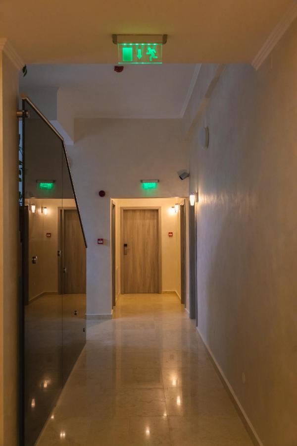 Sub Cetate Hotel Risnov Bagian luar foto