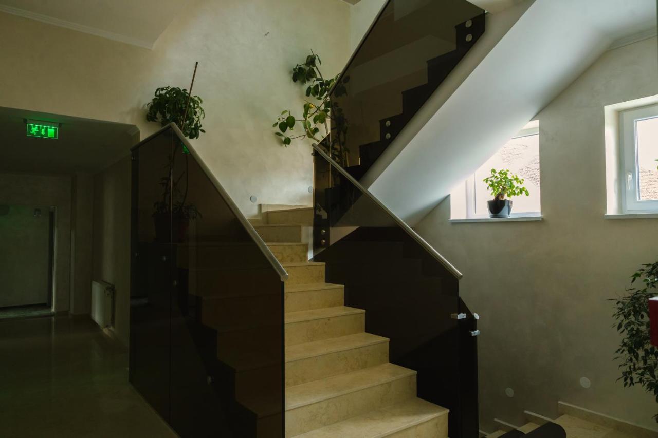 Sub Cetate Hotel Risnov Bagian luar foto