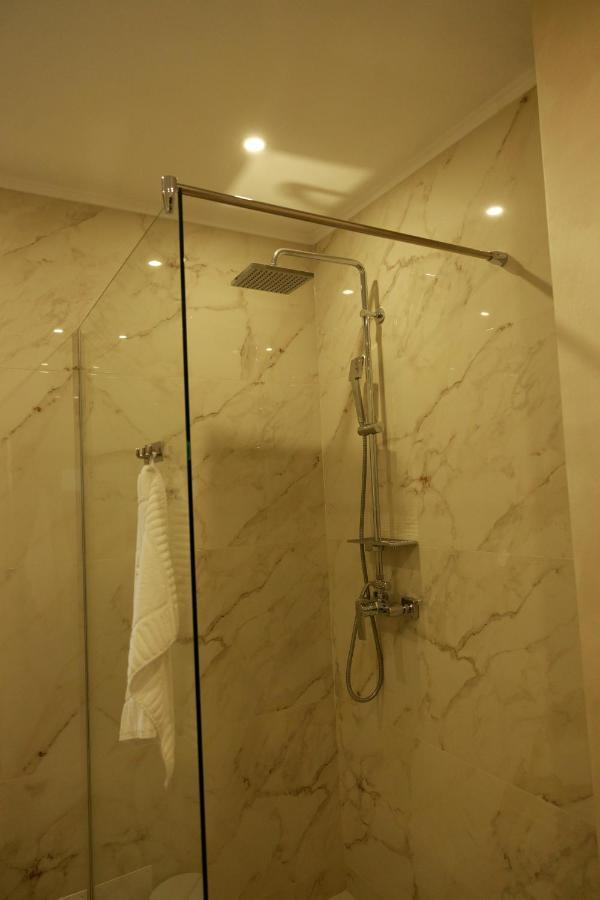 Sub Cetate Hotel Risnov Bagian luar foto