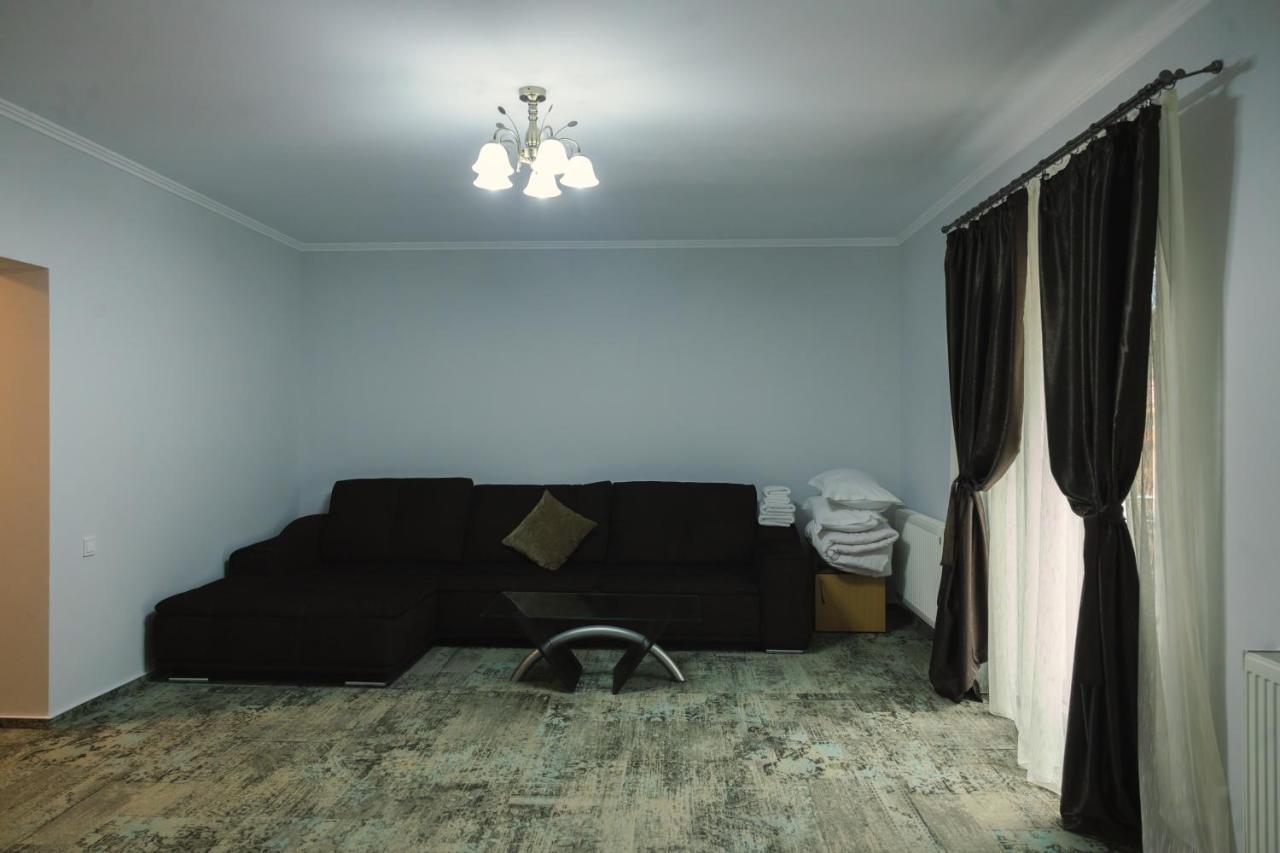 Sub Cetate Hotel Risnov Bagian luar foto