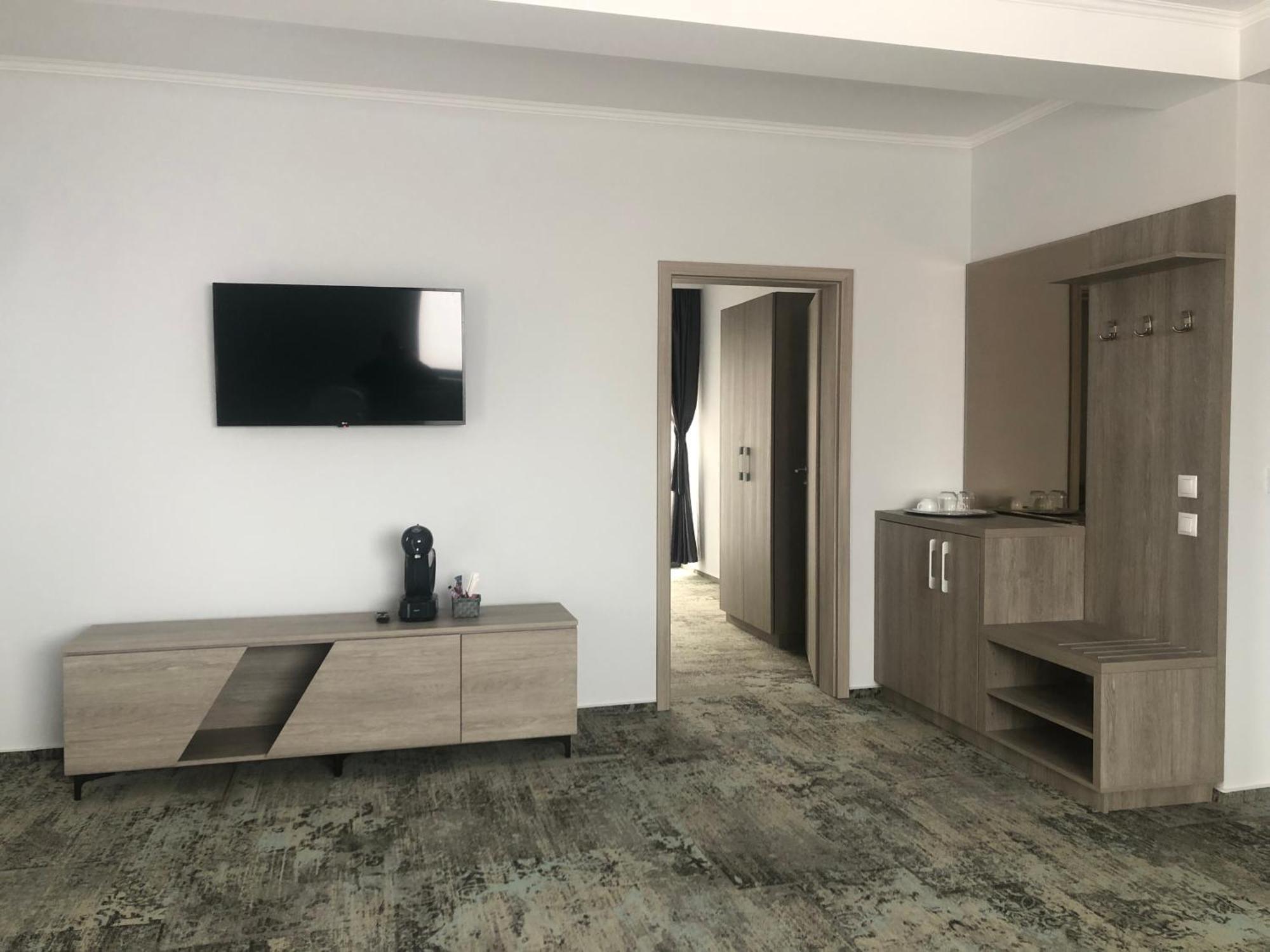 Sub Cetate Hotel Risnov Bagian luar foto