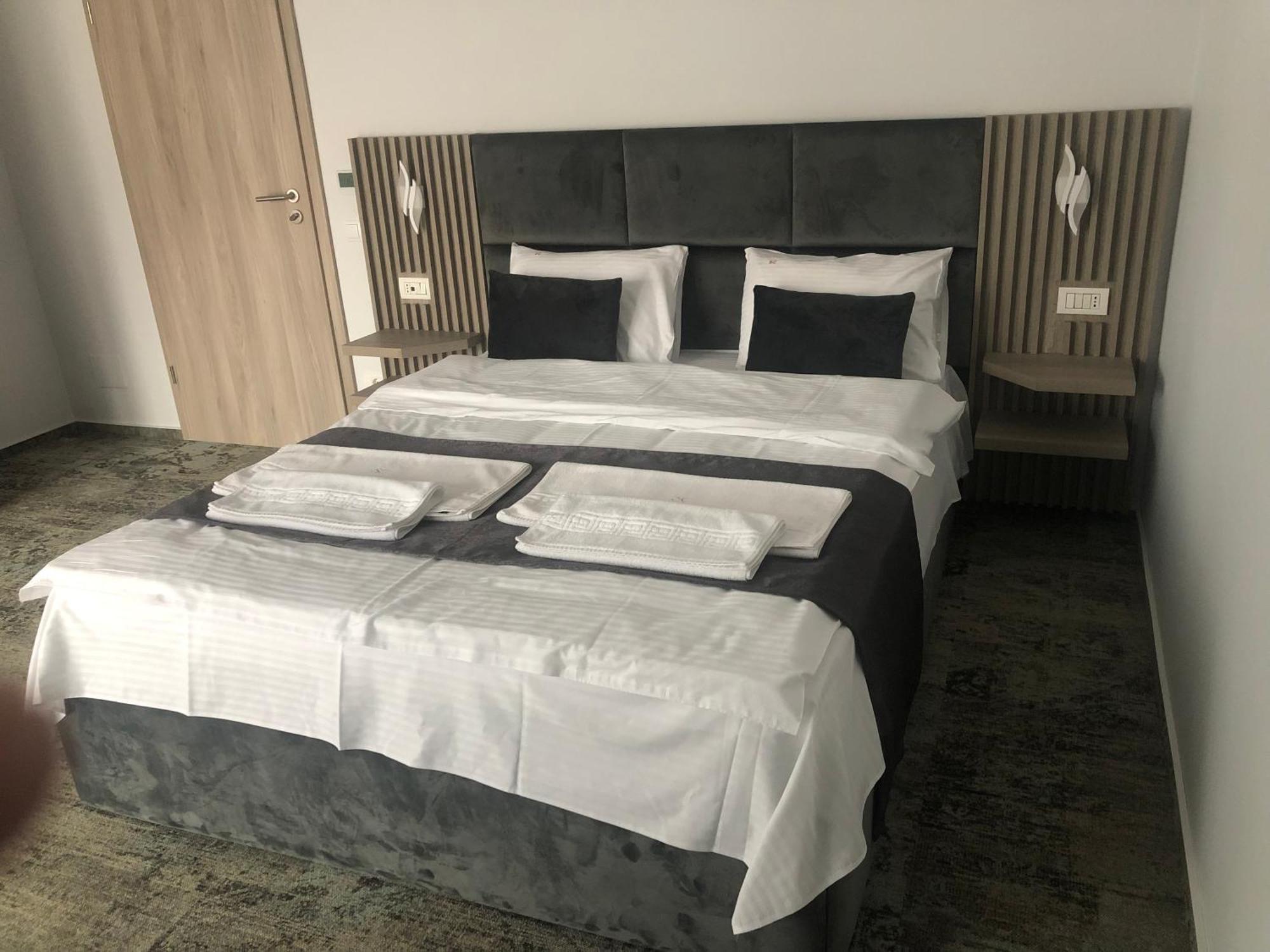 Sub Cetate Hotel Risnov Bagian luar foto