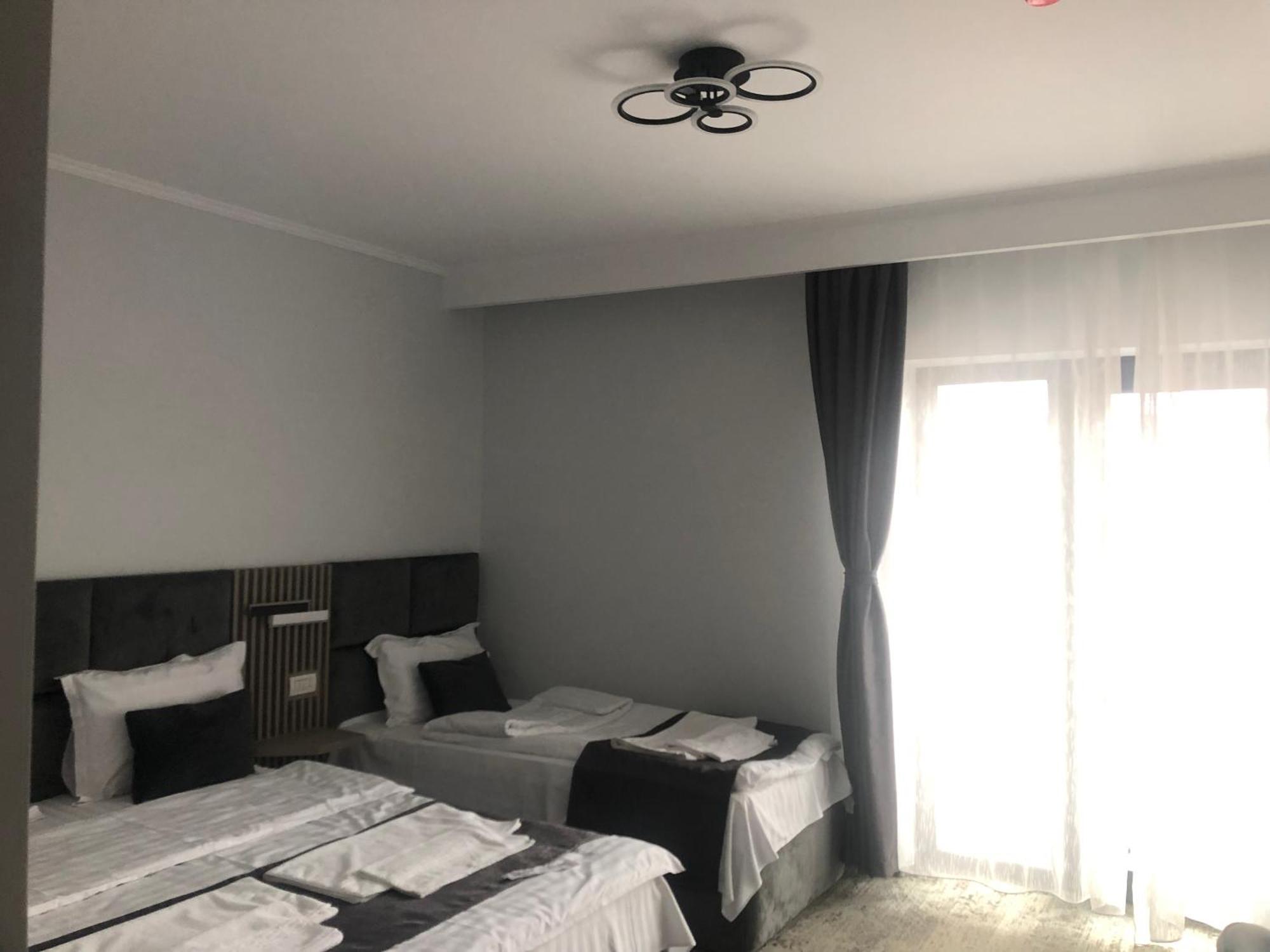 Sub Cetate Hotel Risnov Bagian luar foto