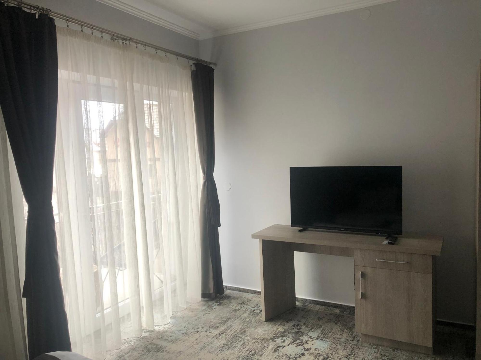 Sub Cetate Hotel Risnov Bagian luar foto