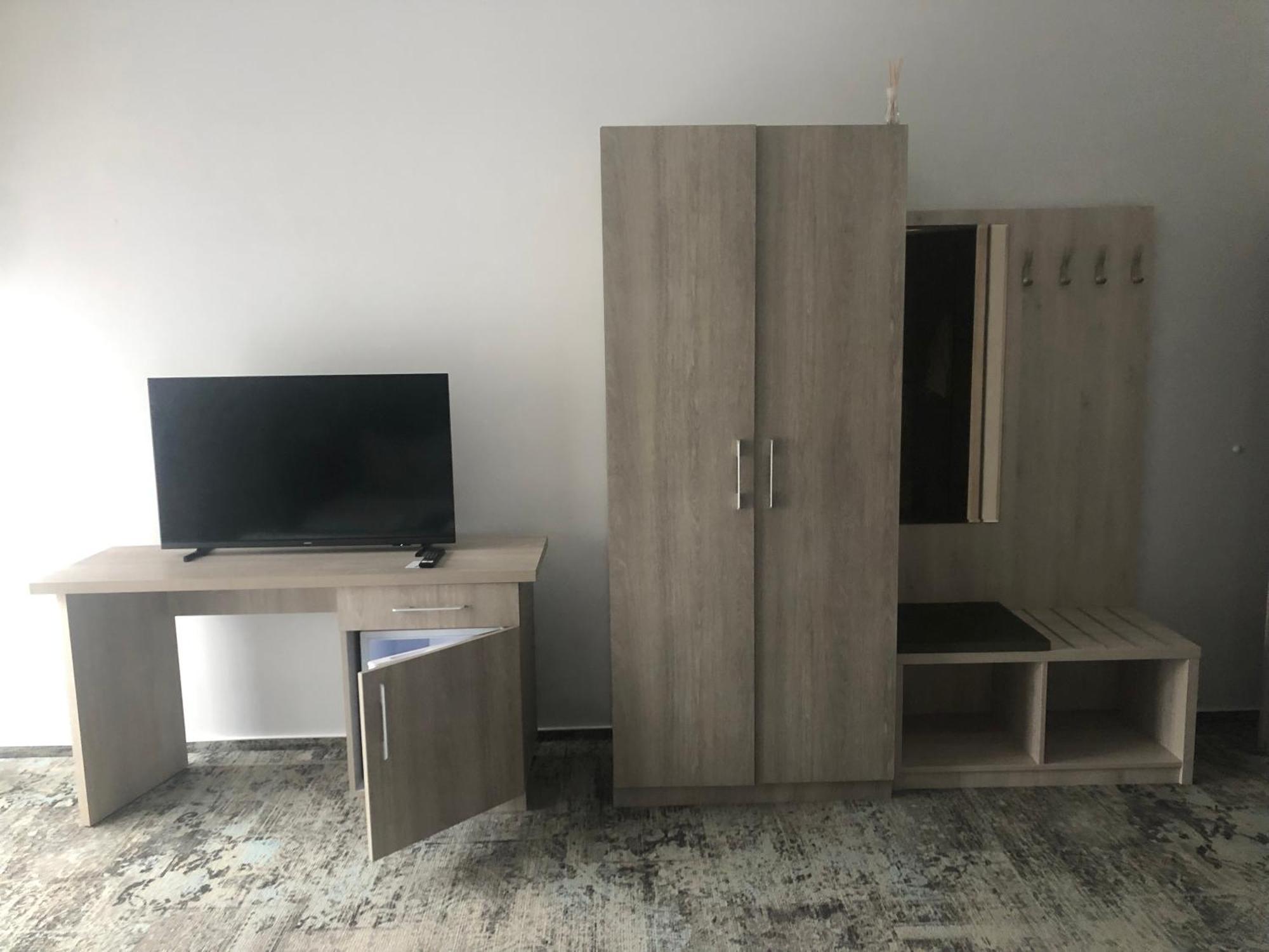 Sub Cetate Hotel Risnov Bagian luar foto