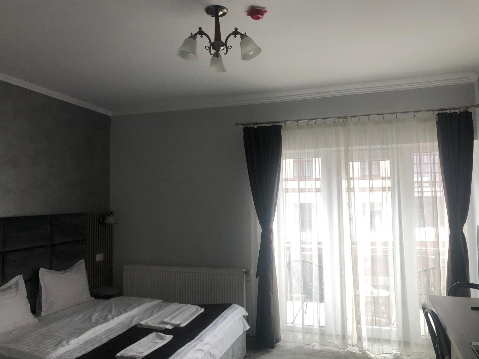 Sub Cetate Hotel Risnov Bagian luar foto