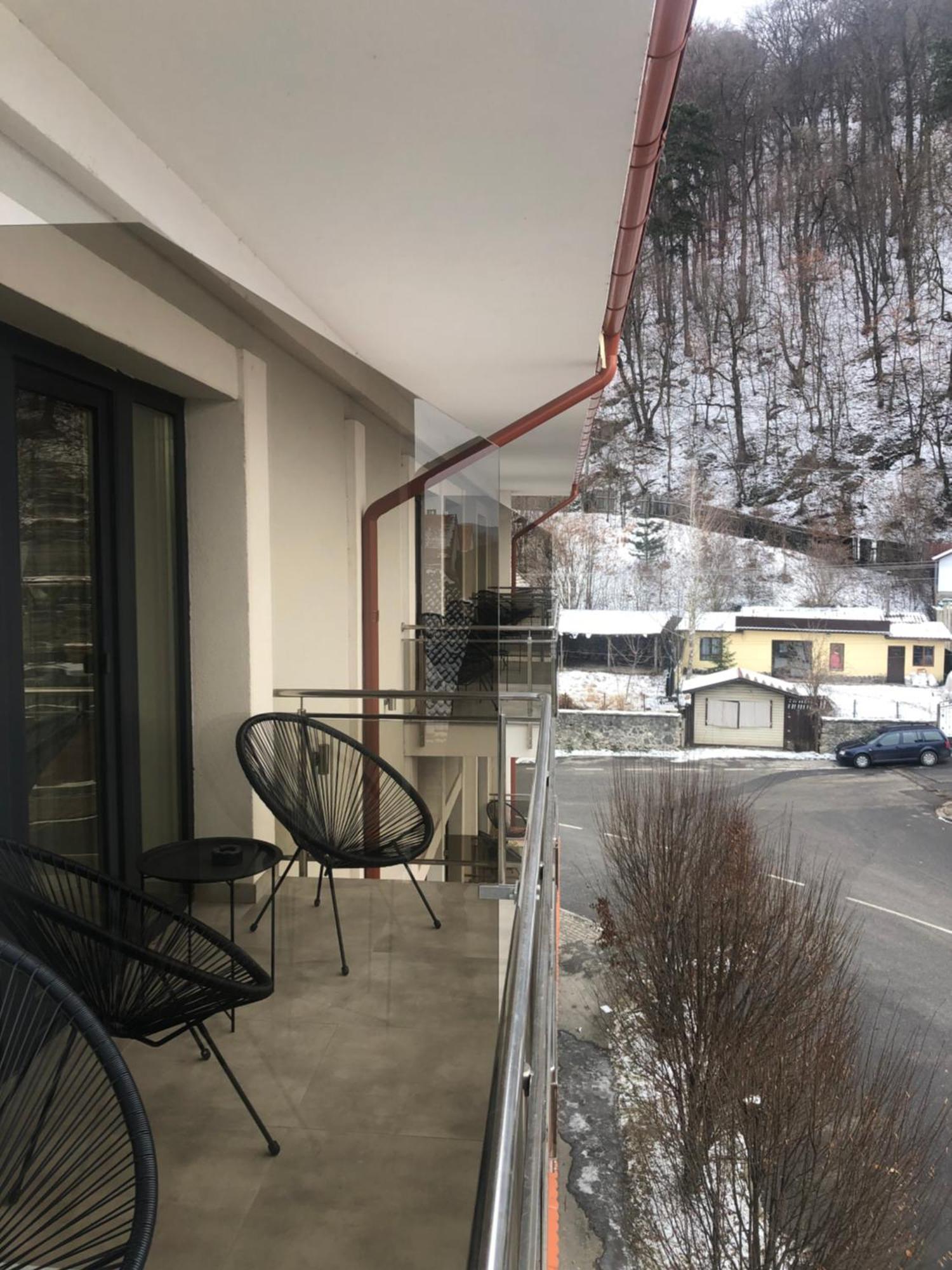 Sub Cetate Hotel Risnov Bagian luar foto