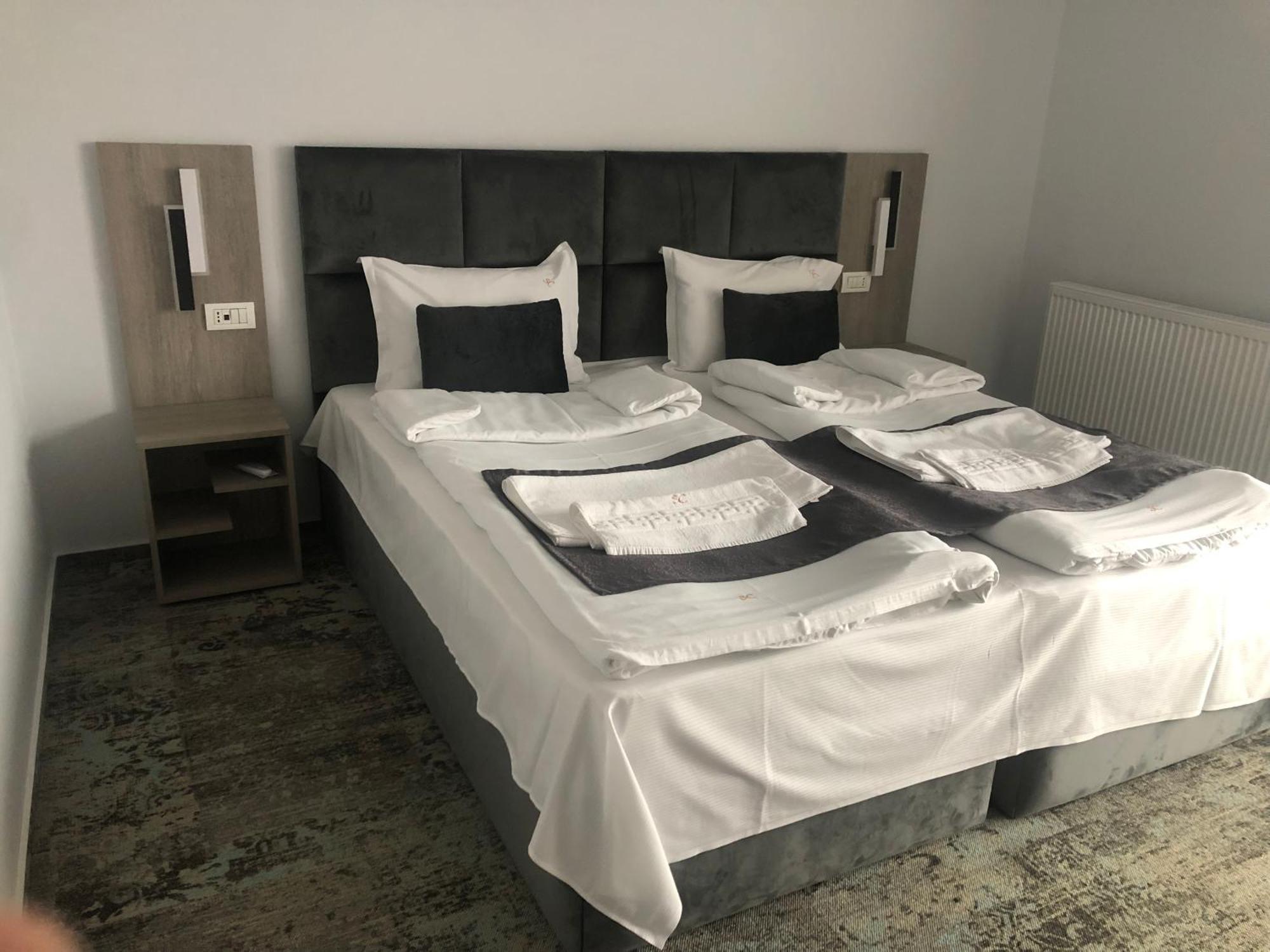 Sub Cetate Hotel Risnov Bagian luar foto