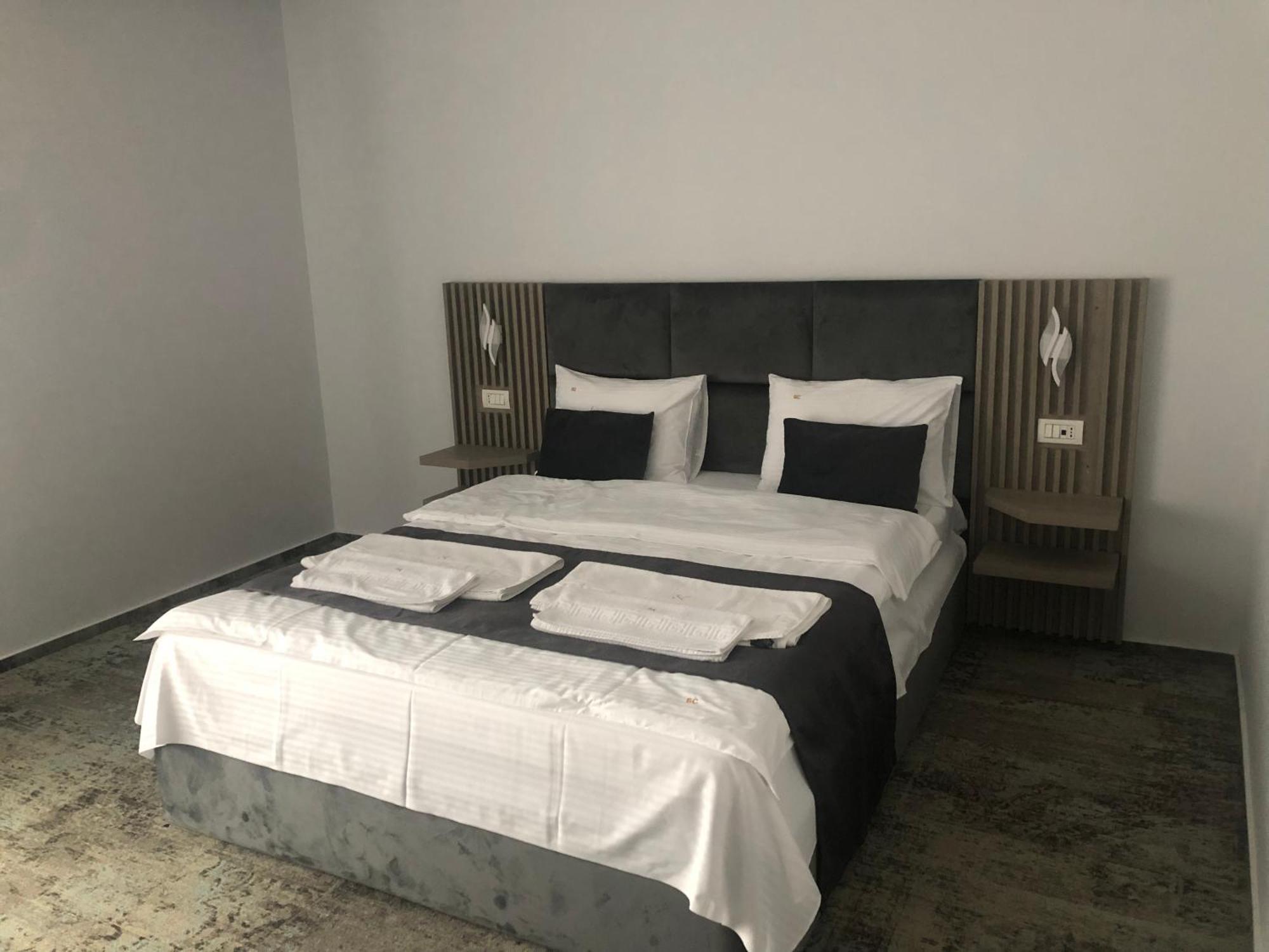 Sub Cetate Hotel Risnov Bagian luar foto