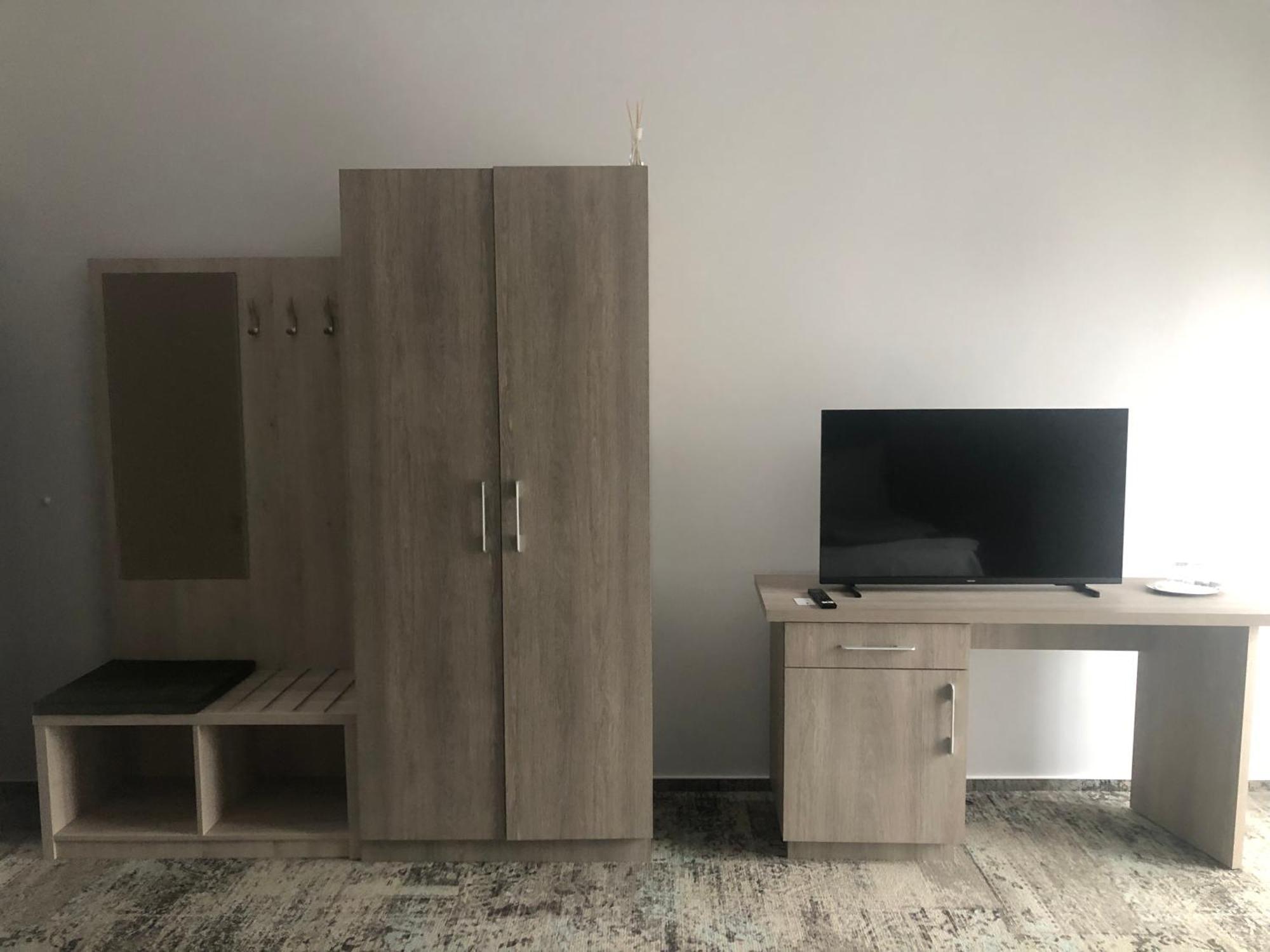 Sub Cetate Hotel Risnov Bagian luar foto
