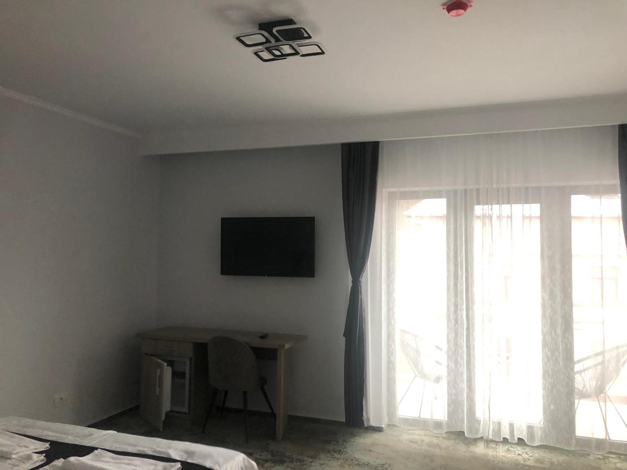 Sub Cetate Hotel Risnov Bagian luar foto