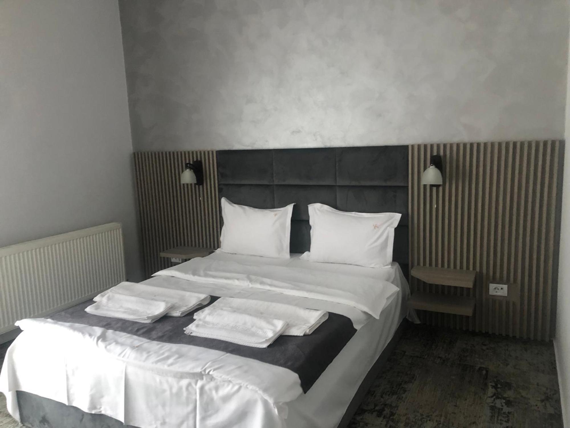 Sub Cetate Hotel Risnov Bagian luar foto