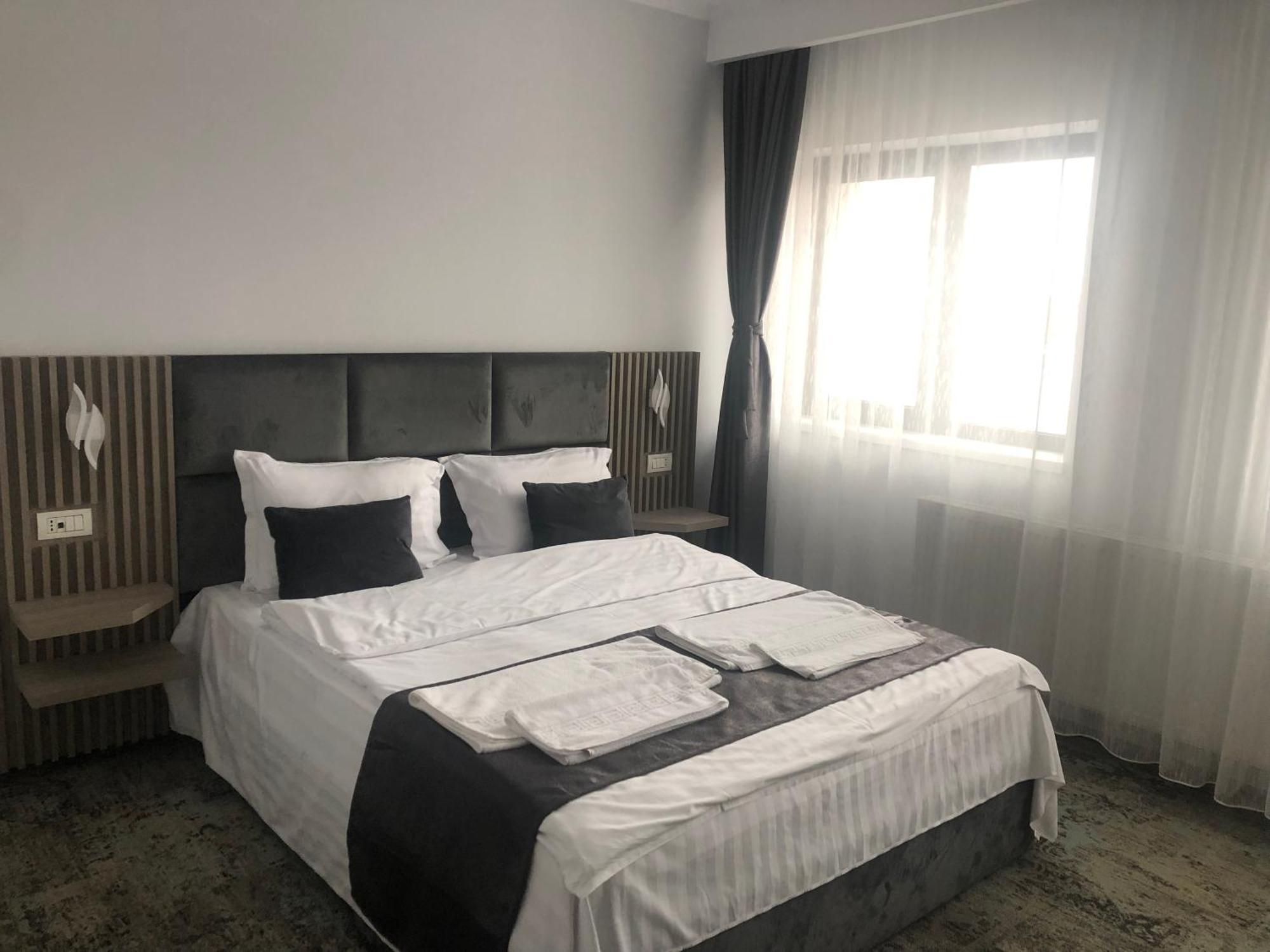 Sub Cetate Hotel Risnov Bagian luar foto
