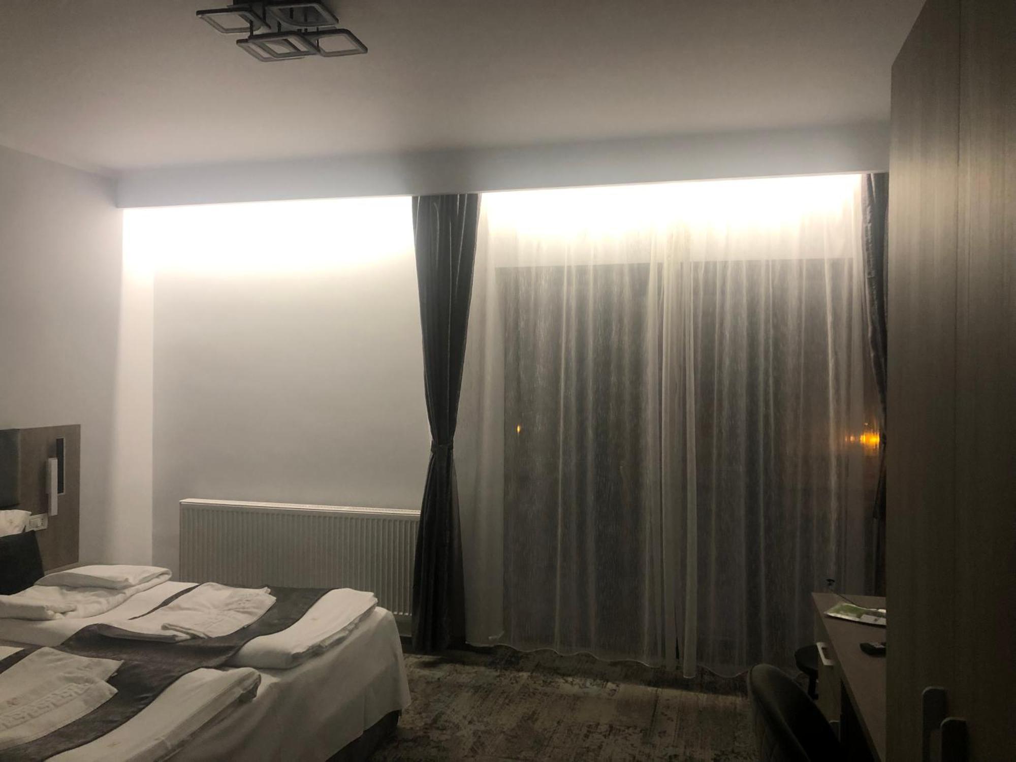 Sub Cetate Hotel Risnov Bagian luar foto