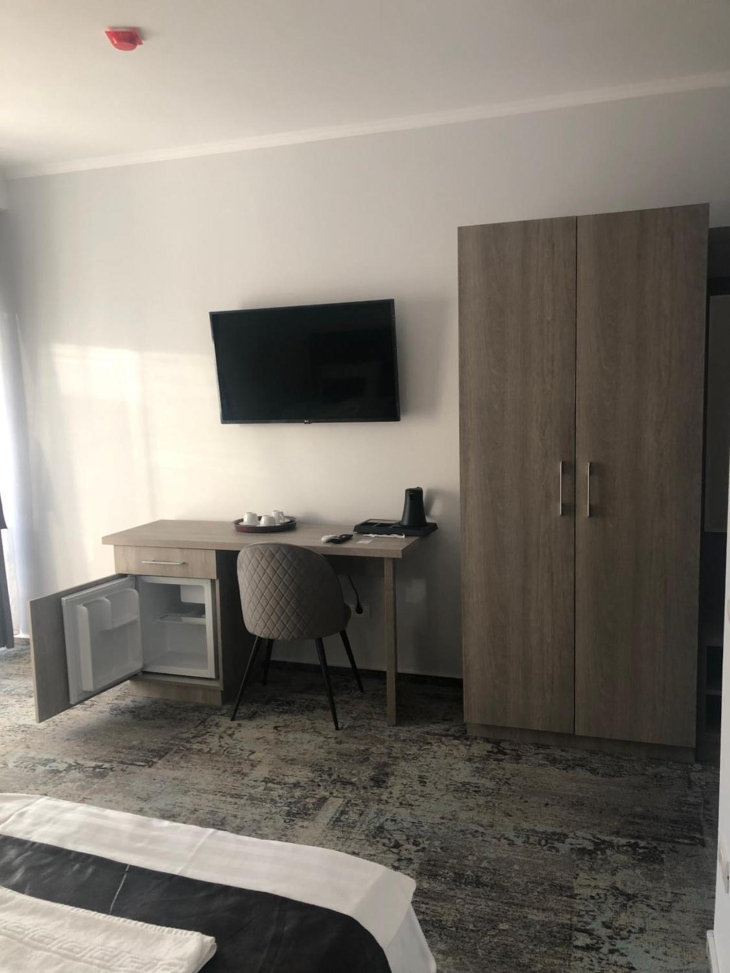 Sub Cetate Hotel Risnov Bagian luar foto