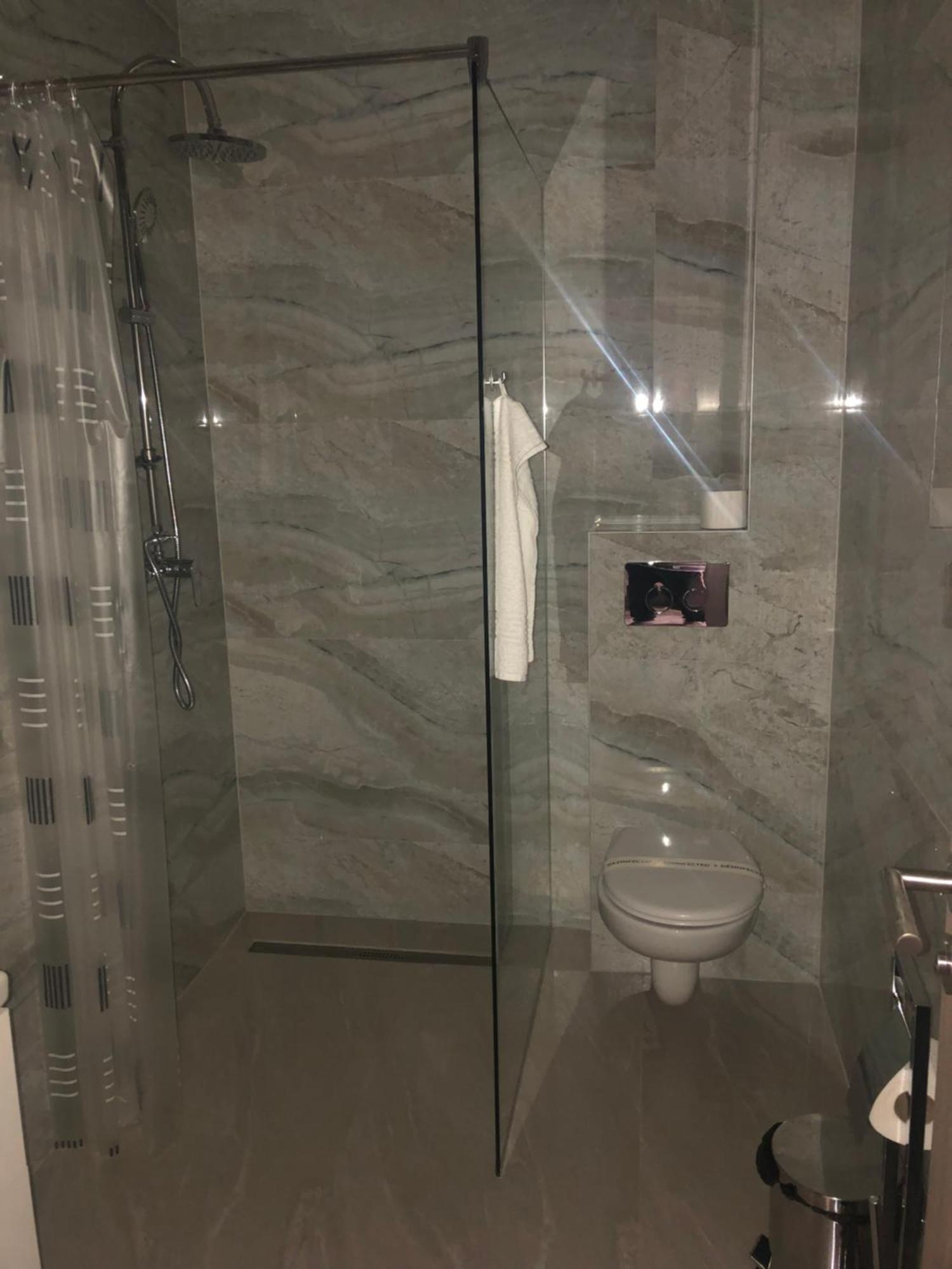 Sub Cetate Hotel Risnov Bagian luar foto