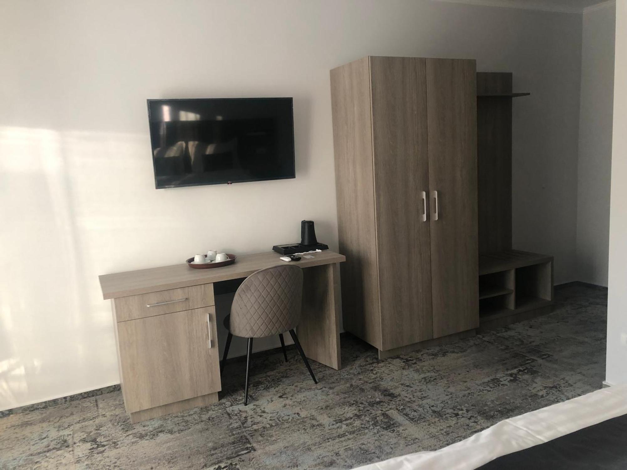 Sub Cetate Hotel Risnov Bagian luar foto