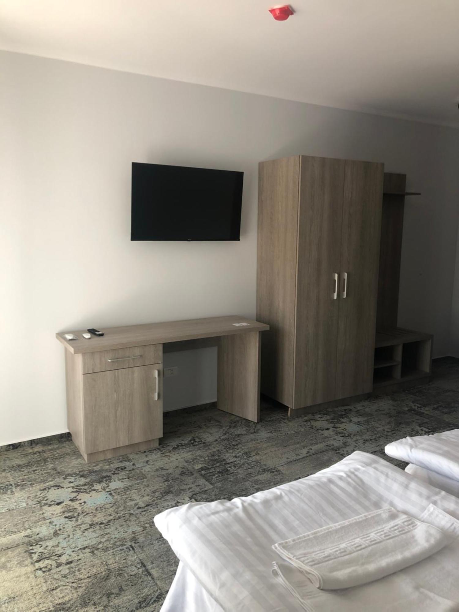 Sub Cetate Hotel Risnov Bagian luar foto