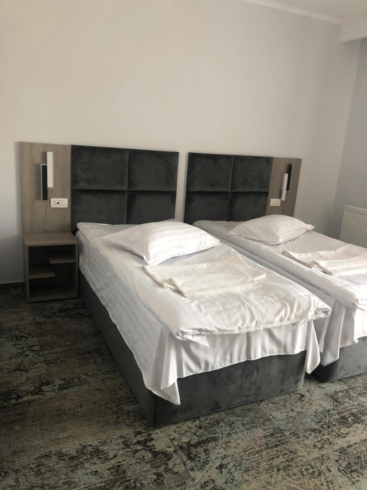 Sub Cetate Hotel Risnov Bagian luar foto